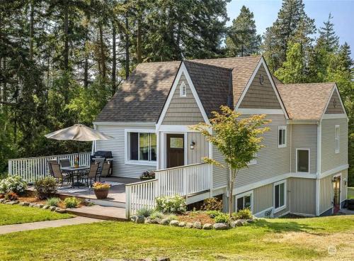 Friday Harbor Casa | Secluded 4BR Nestled in Woods-Hot Tub/Dog Friendly