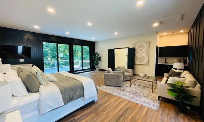 Fairfax Station Casa | Secluded 6-BR - Heated Pool & Sauna