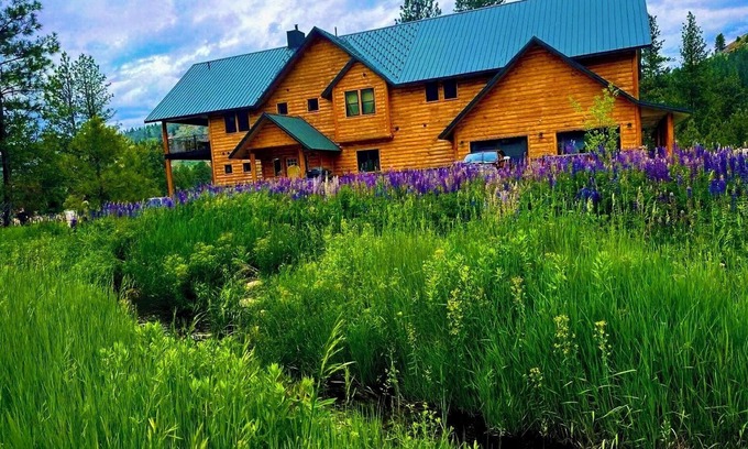 Mountain Home Cabina | Secluded 7,800 SqFt Cabin in the Woods- Pond, River, Theater, Disc Golf & More