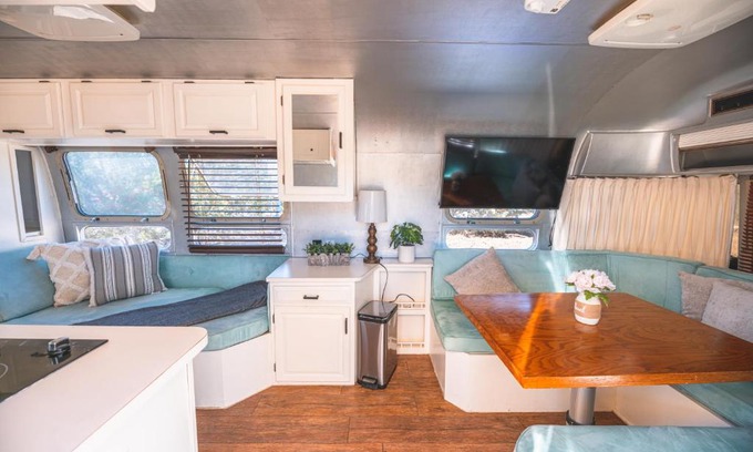 Fredericksburg Otro | Secluded Airstream with Hot Tub, Wifi, BBQ, AC