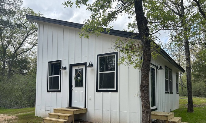 Rockdale Cabina | Secluded and Stylish Cabin on 30 Acres!