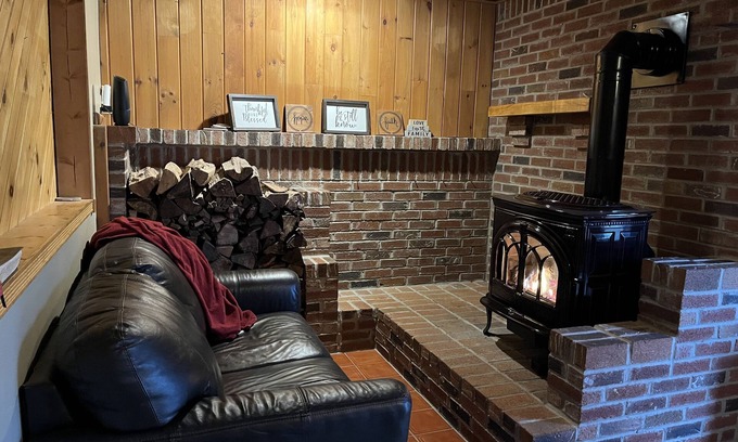 Rodman Apartamento | Secluded Apartment Overlooking Ponds with Hot Tub, Fireplace and Game Room!