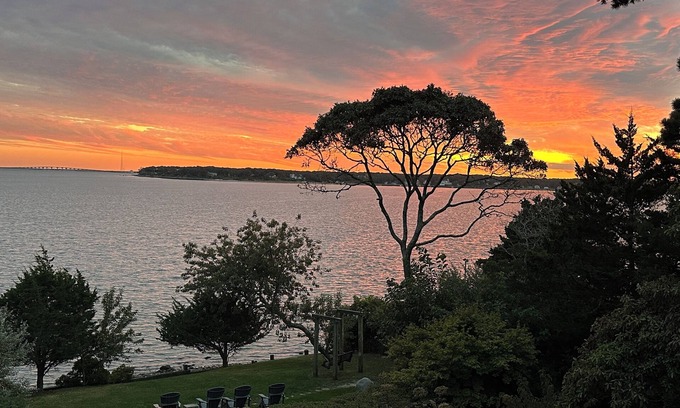 Grahams Island State Park Casa | Secluded Bayfront Retreat — Cozy Southampton Escape