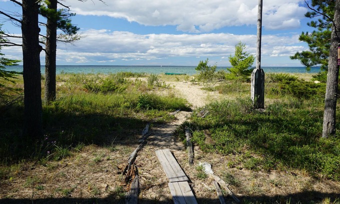 Cheboygan Cabina | Secluded Beach Front Log Cabin Next to Nature Preserve