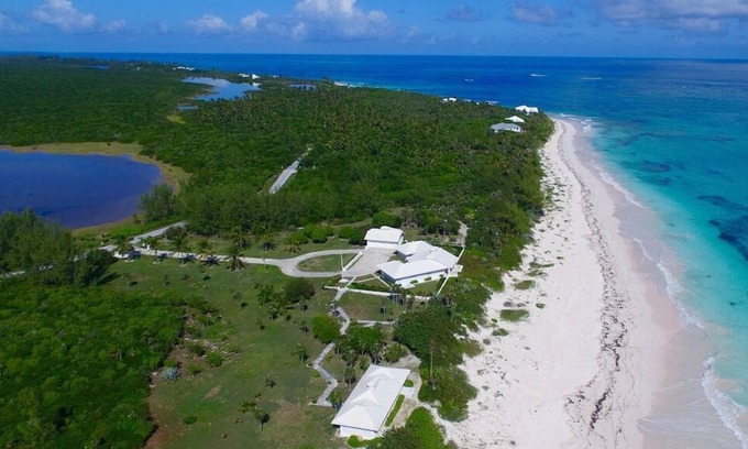 Double Bay Casa | Nueva propiedad frente al mar aislada, 9 acres y 725 'de fachada privada NUEVA PISCINA!