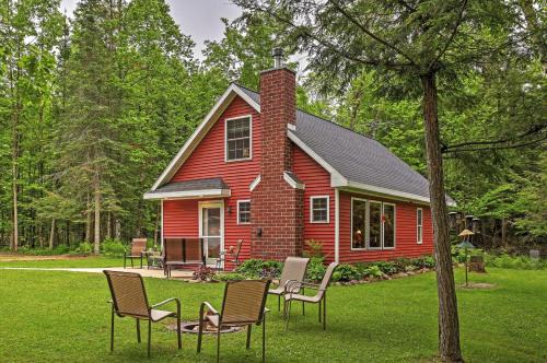 Birnamwood Casa | Secluded Birnamwood Cottage with Deck and River Views!