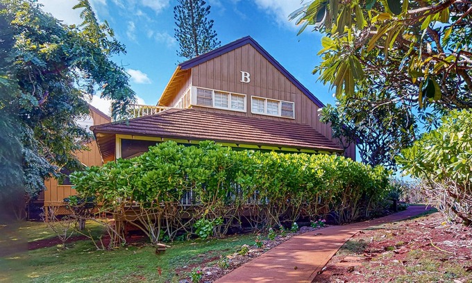 Maunaloa Condominio | Secluded & Breezy Condo near the Ocean w/Free WiFi, Shared Outdoor Pool & Grills