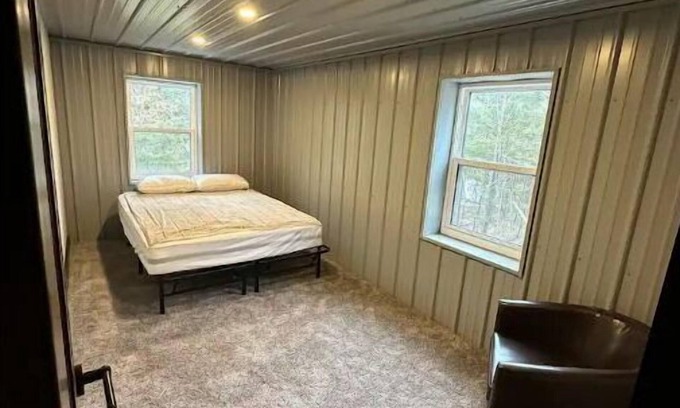 Necedah Cabina | Secluded Cabin-40 acres & trails