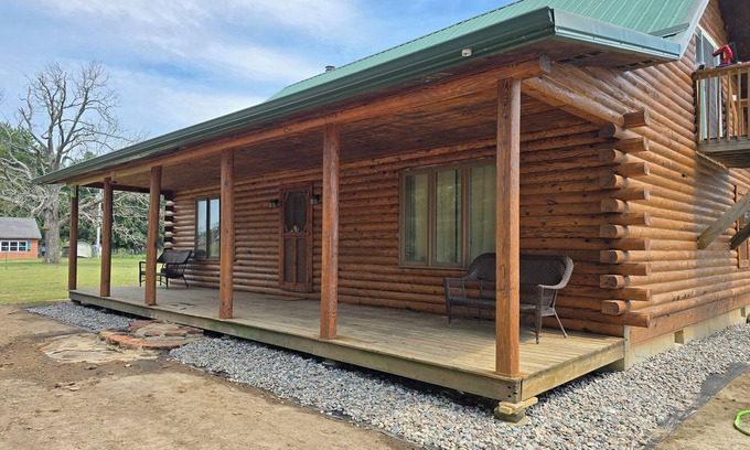 Stockton Cabina | Secluded Cabin - Hunt + Fish + Float Sac River/Stockton. Family and Pet Friendly
