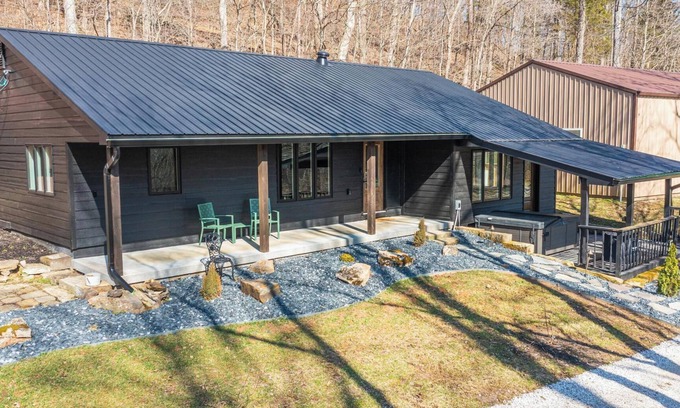 Shoals Cabina | Secluded Cabin in the woods w/ Hot tub & Fire Pit near French Lick, IN