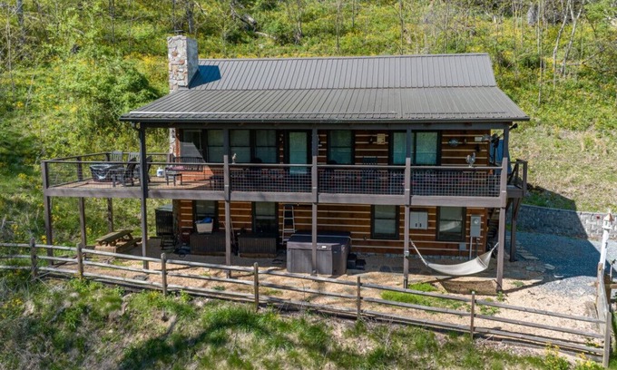Boone Cabina | Secluded Cabin in Town w/Mountain View