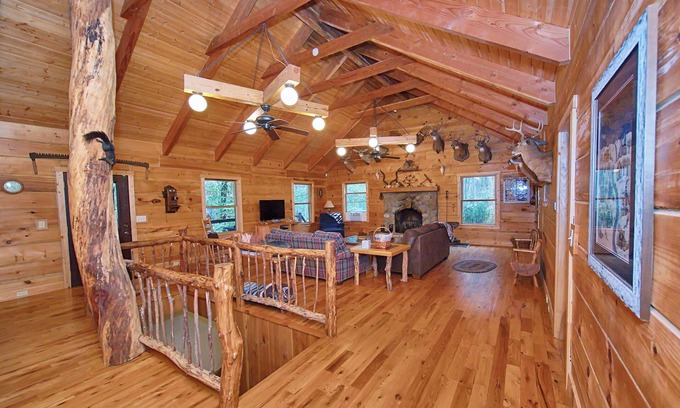 New Plymouth Cabina | Serenity Lodge en Hocking Hills en 101 acres