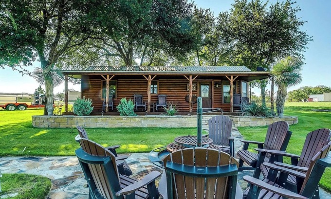Dennis Cabina | Secluded Cabin in Weatherford, TX