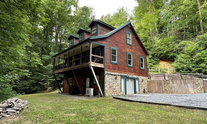 Sylva Cabina | Secluded Cabin near Great Smoky Mts, Game room