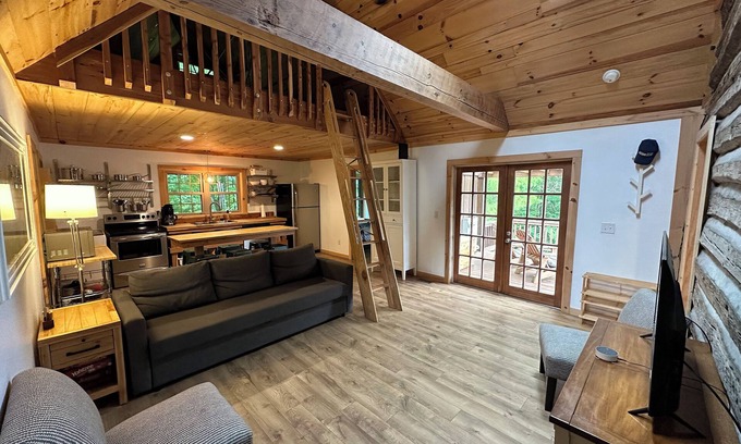 State Road Cabina | Secluded Cabin on Beautiful Riverside Farm