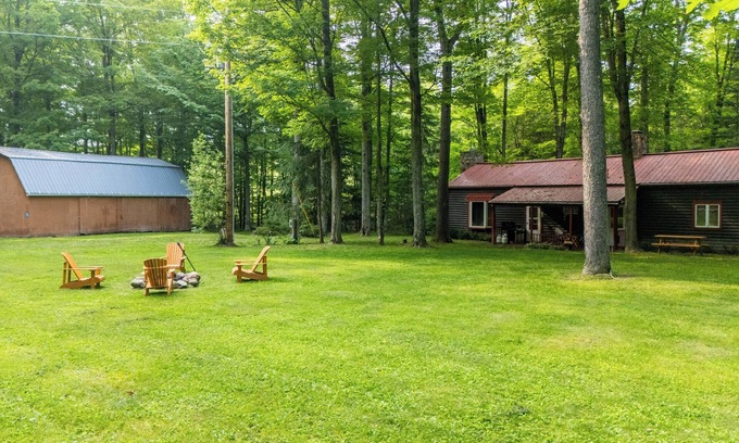 Avoca Cabina | Secluded cabin on creek-Hiking, Fire Pit, Large Yard, Pet Friendly!
