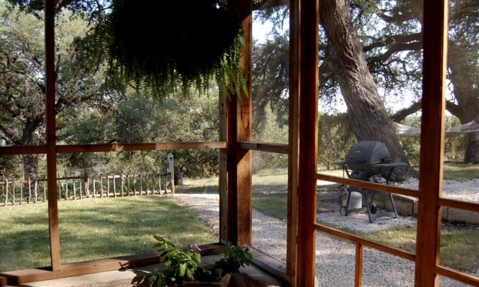 Circle J Ranch Lakeside Cabina | Cabaña aislada en el lago Travis- acepta mascotas
