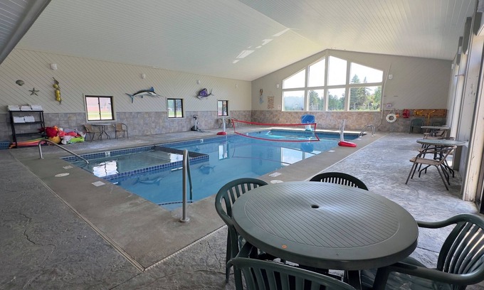 Alger Cabina | Secluded Cabin Sanctuary with Direct River Access & Indoor Pool