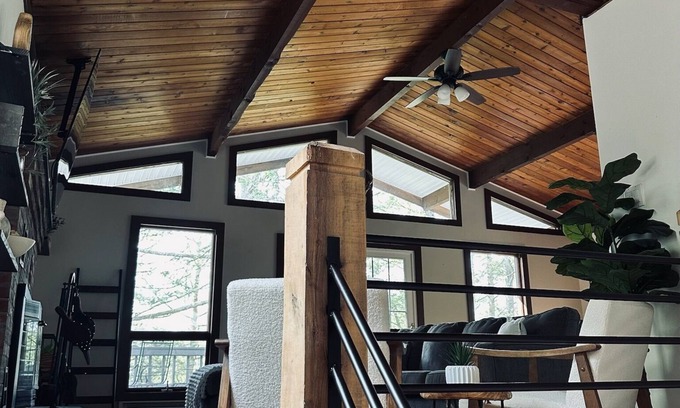 East Stroudsburg Cabina | Secluded Cabin Getaway I Hot tub, Firepit, Kayaks and more!