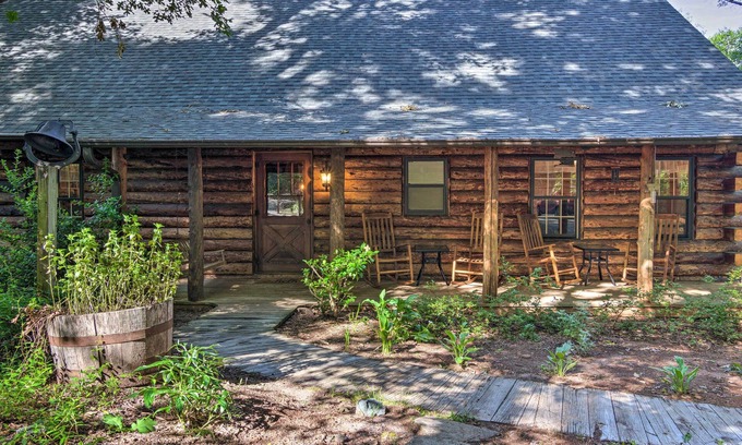 Pickens Cabina | Secluded Cabin w/ Spacious Kitchen & Dining Area!