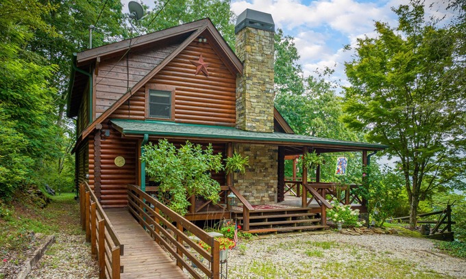 Stecoah Cabina | Secluded Cabin with Stunning Valley Views!