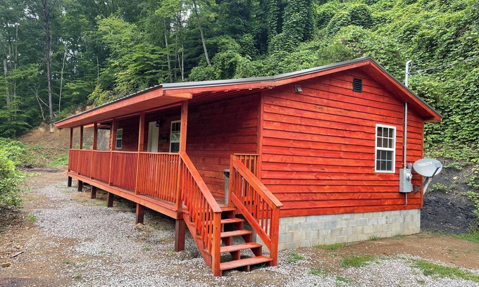 Lejunior Cabina | Secluded Cabin with a mountain view, hot tub, full kitchen, and living room.