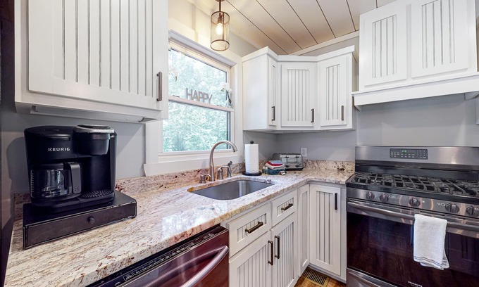 Eagle Mountain Cabina | Secluded cabin with electric fireplaces, foosball table, deck, hot tub& firepit