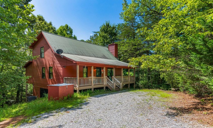 Sautee Nacoochee Cabina | Secluded cabin with game room, wood fireplace, firepit, & great decks