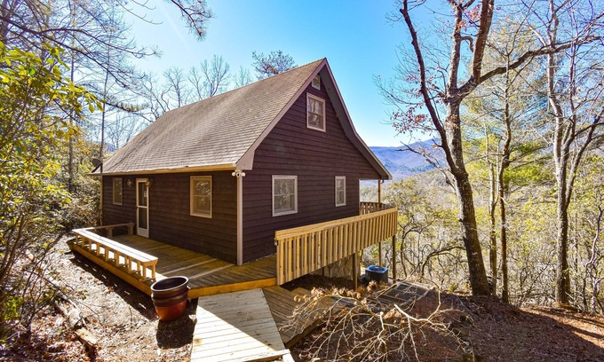 Hiawassee Cabina | Secluded cabin with long range mtn views, grill, hammock, wrap-around deck, AC