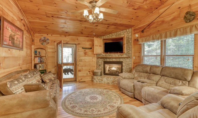 Cashes Valley Cabina | Secluded Cabin with Private Hot Tub, WiFi, Gas Fireplace, Central AC, and W/D