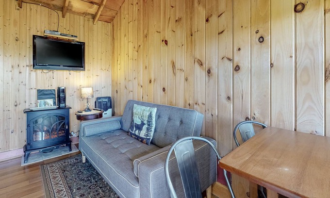 Thornton Cabina | Secluded cabin with WiFi, kitchenette, pool, tennis & firepit