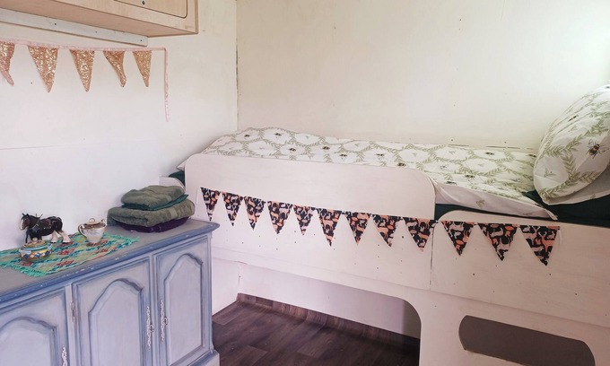 Welcombe Cabina | Secluded converted horsebox Retreat in Welcombe