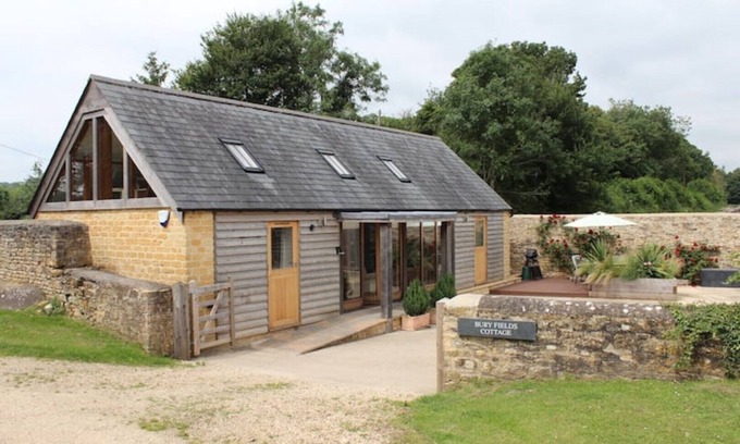 Bourton Cabaña | Secluded Cotswold Retreat with views