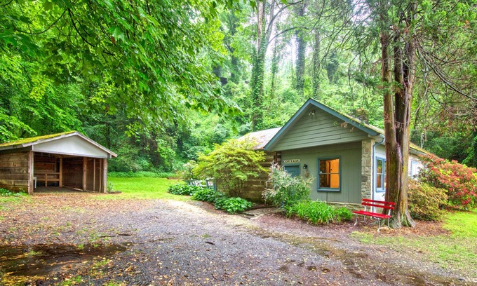 Bryson City Cabaña | Secluded cottage in quiet, walkable location with WiFi, fire pit, grill & deck