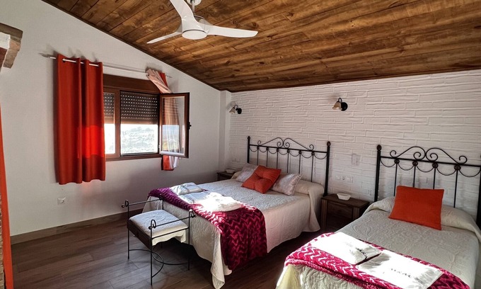 Campocamara Cabaña | Casa rural independiente con vistas a la Sierra de Cazorla, hasta 14 personas