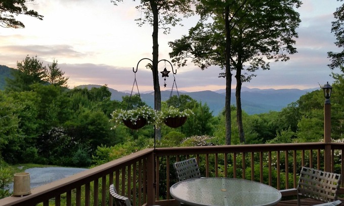 Lake Toxaway Cabaña | Cabaña aislada con gran vista a la montaña.