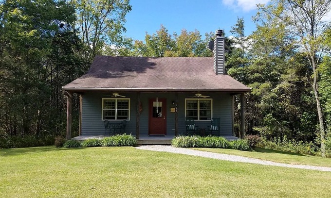 Lexington Cabina | Secluded Cottage with Indoor Hot-Tub Ideal for Couples in Virginia