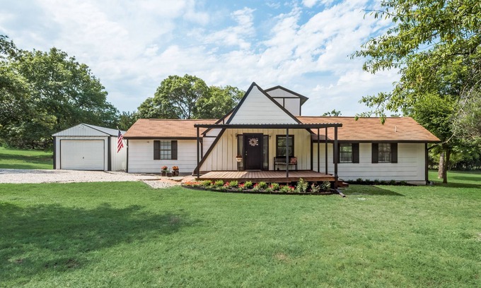 Annetta Casa | Secluded Country Lodge In Aledo - Pet Friendly!
