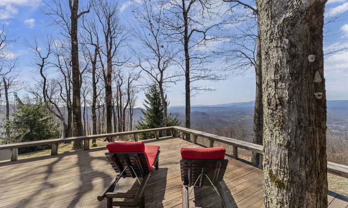 Morganton Cabina | Secluded Cozy Cabin with Hot Tub