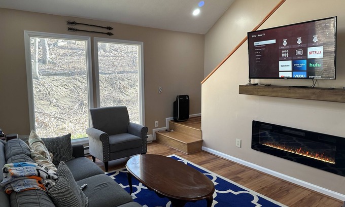 Berkeley Springs Cabina | Secluded cozy cabin with modern amenities/hot tub/pet friendly/wifi