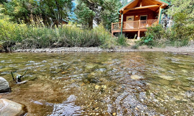 Fremont County Cabina | Secluded Creekside Cabin