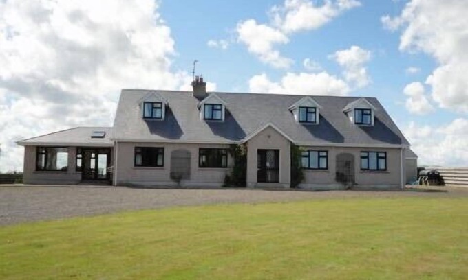 Curracloe Casa | Secluded Curracloe holiday home, on an acre of enclosed gardens, close to beach