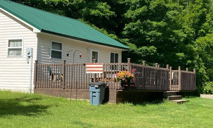 Trout Lake Cabina | Secluded Deerfoot cabin getaway with WIFI near Trout Lake