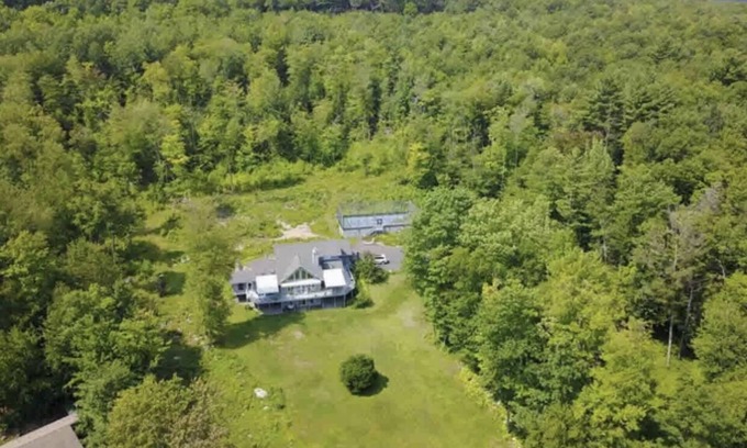 Diamond Point Chalet De Esquí | Secluded Diamond Point Retreat on Lake George w/pickleball fence!