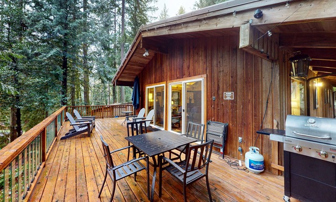 Mount Hood Village Cabina | Secluded dog-friendly cabin with two fireplaces, washer/dryer, deck & firepit