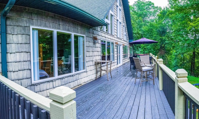 Robbinsville Casa | Secluded dog-friendly home with lake access, fireplace, firepit, deck & games