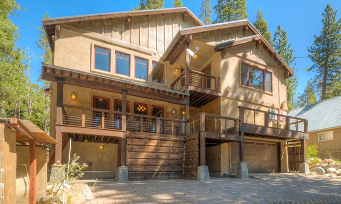 Pla-Vada Woodlands Casa | Secluded, dog-friendly home with a private hot tub, gas fireplace, washer/dryer