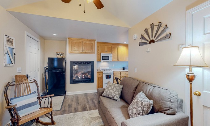 Eastern Vermont Cabina | Secluded, dog-friendly cabin with hot tub, mountain view, fireplace & deck