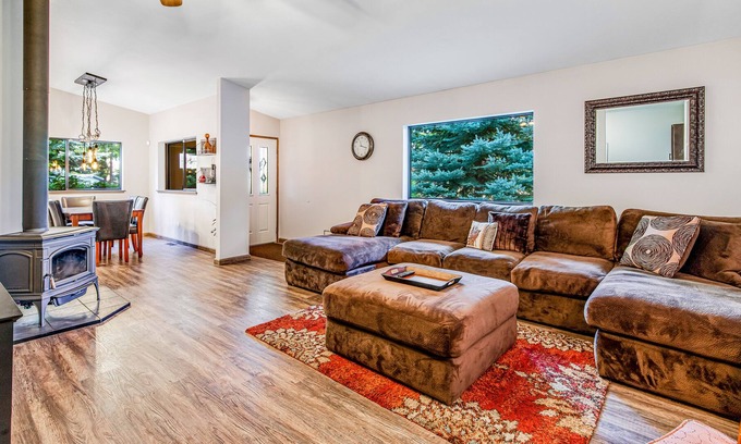 Easton Cabina | Secluded Dog-Friendly Home W/ Acreage, Free WiFi, Full Kitchen & More!