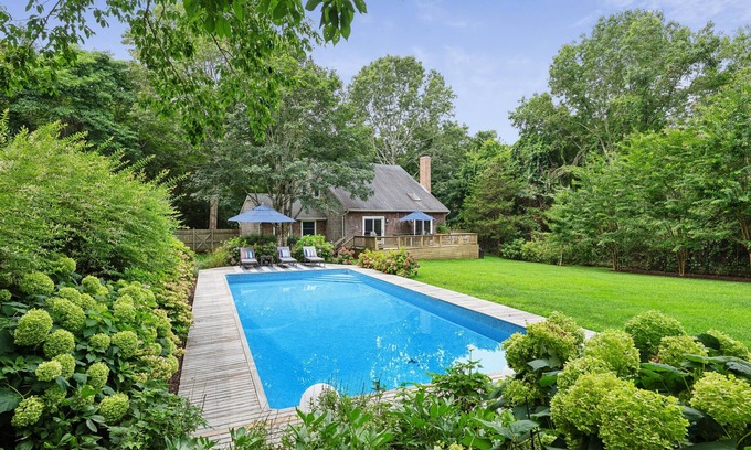 East Hampton North Casa | Gema oculta: casa soleada y aislada, a pie de la ciudad de East Hampton y la estación de tren